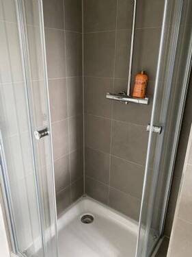 große Dusche mit flacher Duschtasse - 