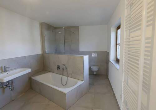 Frisch saniertes Badezimmer im 1. OG - 