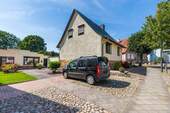 Hausansicht und Parkplatz - 