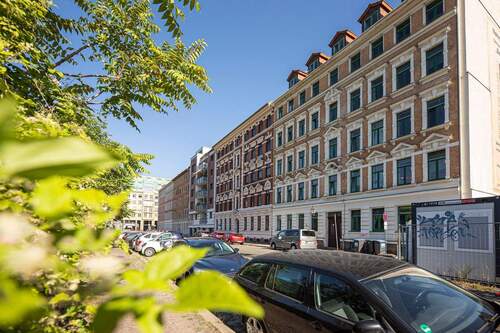 Hausansicht mit Nachbarschaftsbebauung - 