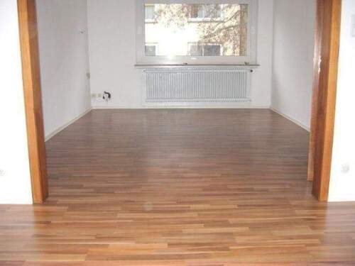 Mit Laminat ausgelegt - 8 Zimmer Mehrfamilienhaus, Wohnhaus zum Kaufen in Bremen