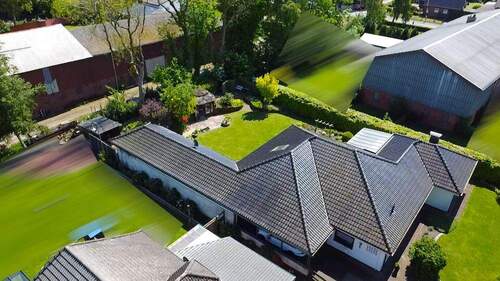 Luftbild - Großzügiger Winkelbungalow in ruhiger Wohnlage mit Ausbaureserve und gepflegtem Garten