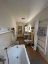 Badezimmer mit Badewanne - 