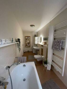 Badezimmer mit Badewanne - 
