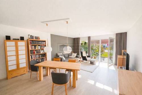 Gemütliches Wohnzimmer - 2 Zimmer Etagenwohnung zum Kaufen in Köln