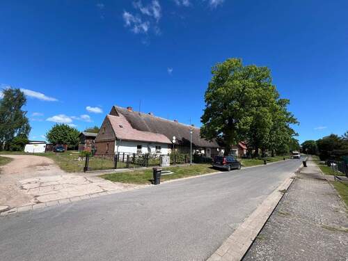Hausansicht - 1 Zimmer Mehrfamilienhaus, Wohnhaus zum Kaufen in Spantekow
