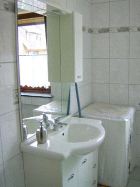 Badezimmer mit Wanne/WC - 