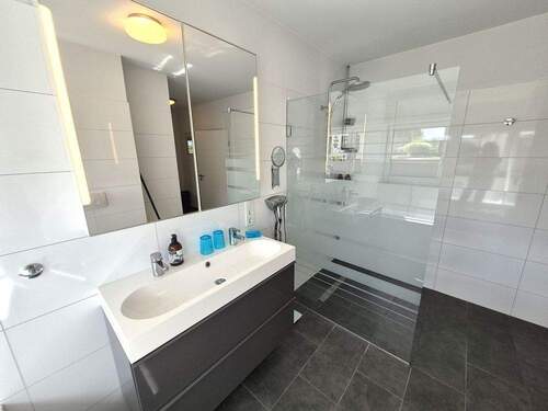 und begehbarer Dusche - 