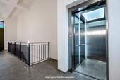 Aufzug/Treppe zur Tiefgarage - 