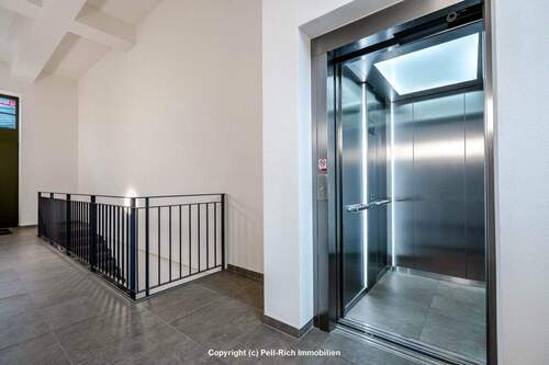 Aufzug/Treppe zur Tiefgarage - 