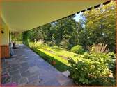 Terrasse mit großem Gartenanteil - 