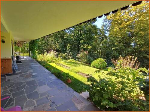 Terrasse mit großem Gartenanteil - 