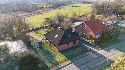 Luftbild - Gepflegter Bungalow mit Ausbaupotential und großem Grundstück in ruhiger Lage in Nordhastedt.