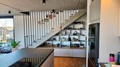 Flur im Erdgeschoss, Treppenaufgang mit Einbau Schuhschrank - 