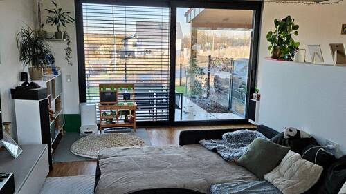 Wohnbereich mit Blick in den Vorgarten - 