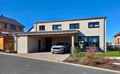 Frontansicht, Carport mit 2 überdachten Stellflächen & 2 Stellflächen ohne Überdachung - Modernes Familien-Idyll (Baujahr 2022): Exklusives Massivhaus mit Design-Ausstattung & Garten-Oase (geeignet für Förderprogramm der BayernLabo)