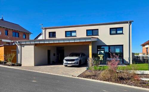 Frontansicht, Carport mit 2 überdachten Stellflächen & 2 Stellflächen ohne Überdachung - Modernes Familien-Idyll (Baujahr 2022): Exklusives Massivhaus mit Design-Ausstattung & Garten-Oase (geeignet für Förderprogramm der BayernLabo)
