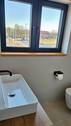 Kinder / Gästebadezimmer mit Blick vor das Haus - 