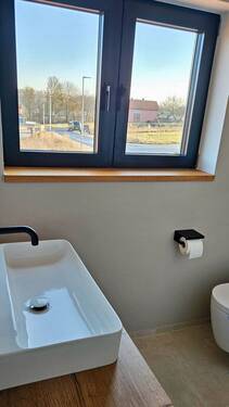 Kinder / Gästebadezimmer mit Blick vor das Haus - 