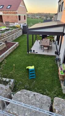 Garten mit Blumenbeeten - 