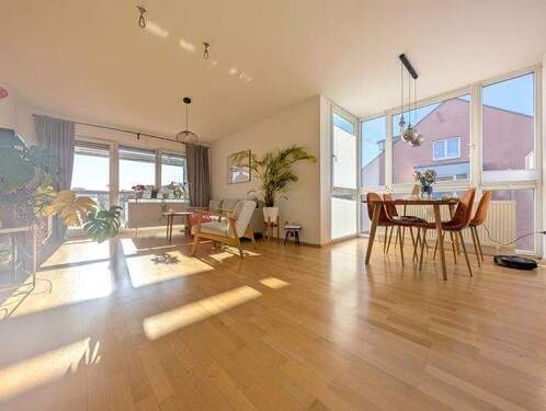 Wohn- und Essbereich - Helle 4-Zimmer-Wohnung mit Südbalkon, Aufzug & 2 TG-Stellplätzen in Neubiberg