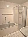 Bad mit Dusche und Wanne - 