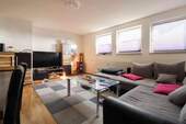 Wohnzimmer - Attraktive 3-Zi.-DG-Wohnung mit 2 Stellplätzen und moderner Ausstattung