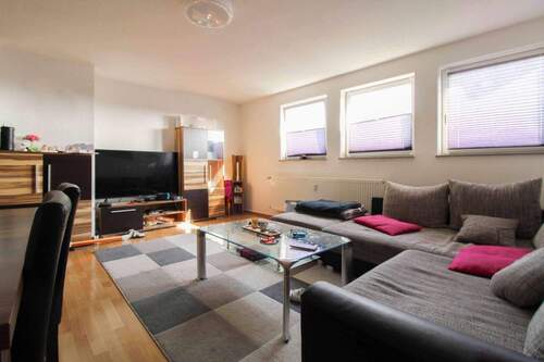 Wohnzimmer - Attraktive 3-Zi.-DG-Wohnung mit 2 Stellplätzen und moderner Ausstattung