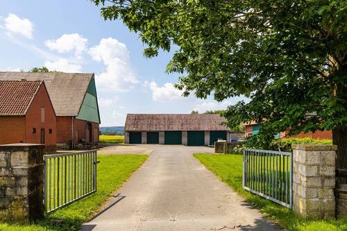 Einfahrt zu den Nebengebäuden - 
