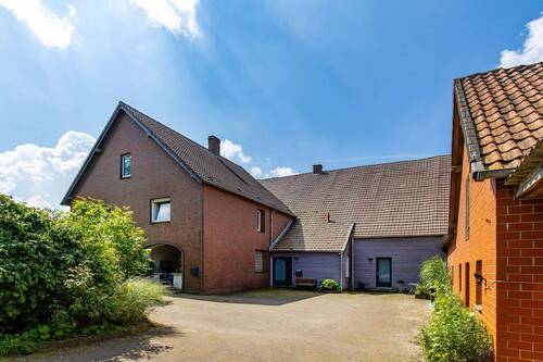 Wohnhaus mit anliegenden Garagen - 