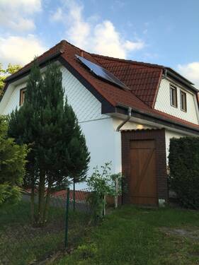 Gebäude mit PV Anlage - 