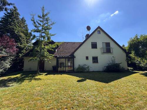 Haus Rückseite - 6 Zimmer Einfamilienhaus zum Kaufen in Nürnberg