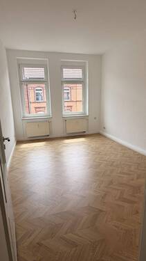 Wohnzimmer - Frisch renovierte 2-Raum-Wohnung in ruhiger Lage, unweit von Domplatz entfernt!