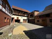 Scheune und rechte Hofseite mit Garagen und Schupp - 