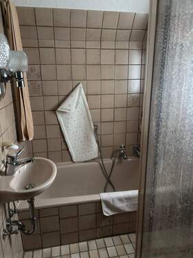 Bad mit Badewanne und Dusche - 