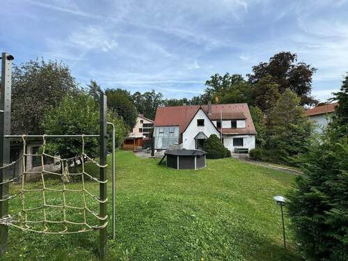 Garten (Blick auf's Haus) - Großzügiges Grundstück in gefragter Wohnlage – Einfamilienhaus mit Potenzial in Rückersdorf