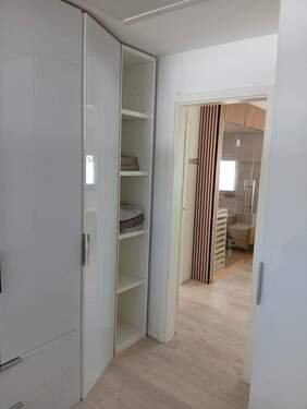 Blick vom Schlafzimmer OG in Bad mit Sauna.jpg - 