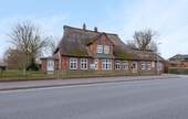 Außenansicht - Charaktervolles Wohn- und Geschäftshaus unter Reet mit großem Grundstück und viel Potential in Hemme