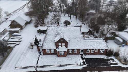 Luftbild - 5 Zimmer Mehrfamilienhaus, Wohnhaus zum Kaufen in Hemme