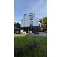 Modernes Endhaus am Brabandkanal mit großem Garten, Dachterrasse und Wellnessbereich - Hamburg Alsterdorf