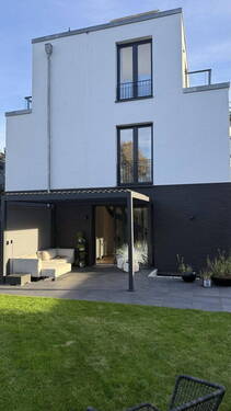 Hausansicht mit Terrasse - 5 Zimmer Reihenendhaus zum Kaufen in Hamburg