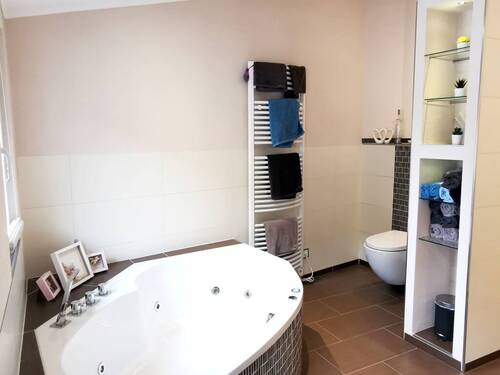 Badezimmer mit Blick zum Whirlpool - Einfamilienhaus mit 137,00 m² in Zülpich / Wichterich zum Kaufen
