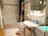 Bad mit Wanne und WM-Anschluss - 