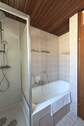 Bad mit Dusche und Badewanne - 