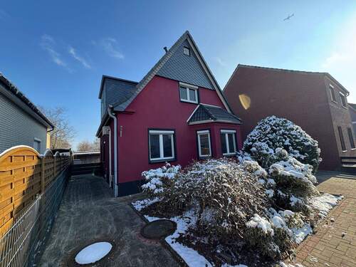 Hausansicht_Vorne - 7 Zimmer Einfamilienhaus zum Kaufen in Delmenhorst