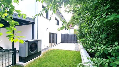 Terrasse-Rasen-Wärmepumpe.jpg - Schlüsselfertig: Doppelhaushälfte mit Carport für Zwei Fahrzeuge in Herzogenaurach – Zentrum
