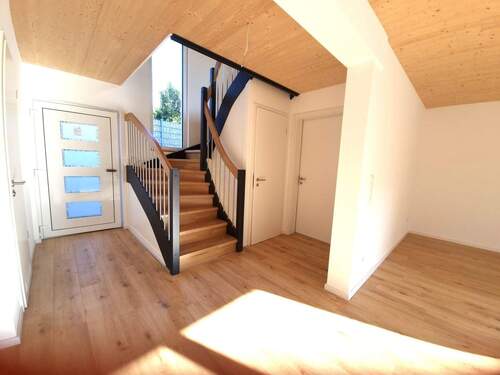 Eingangsbereich-Treppe-Erdgeschoss - Mehrfamilienhaus, Wohnhaus mit 125,00 m² in Herzogenaurach zum Kaufen