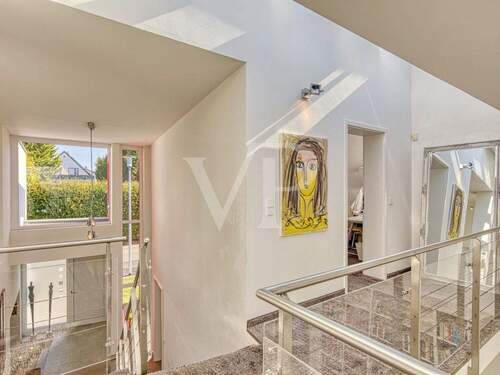 Blick von der Galerie auf den Eingang - 