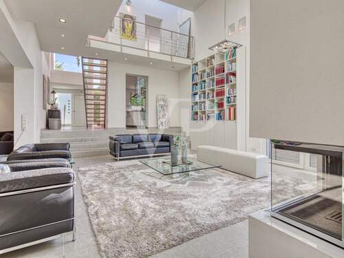 Blick zum Hauseingang und zur Küche - 