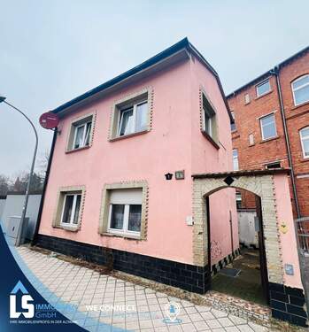 Hausansicht - Hilfe, rette mich wer kann! - 65.000,00&nbsp;EUR Kaufpreis, ca.&nbsp; 70,00&nbsp;m&sup2;&nbsp;Wohnfl&auml;che